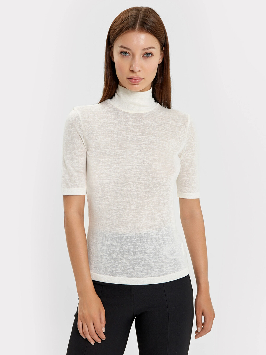 Джемпер женский в молочном оттенке с воротником-стойкой